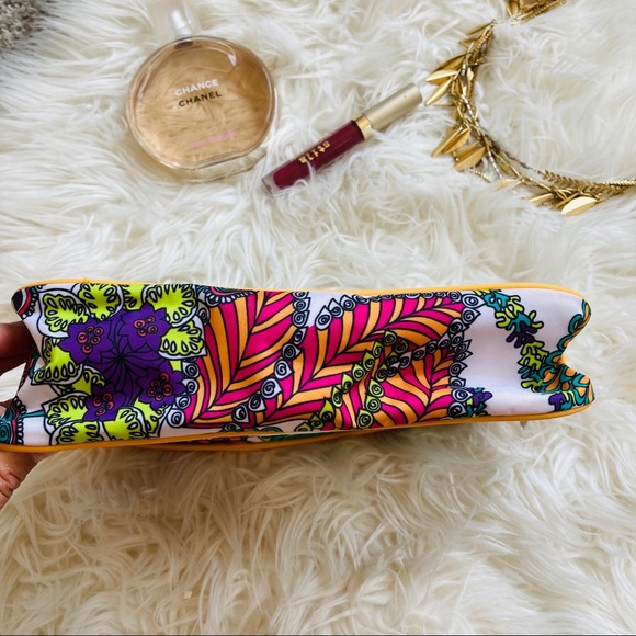 Trina Turk x Clinique | Bright Paisley Makeup Bag - Picture 4 of 6